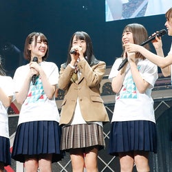 けやき坂46“3期生”上村ひなの登場で「可愛い」の声飛び交う 全員で初披露、ドッキリ映像も公開<日本武道館「ひらがなくりすます2018」>