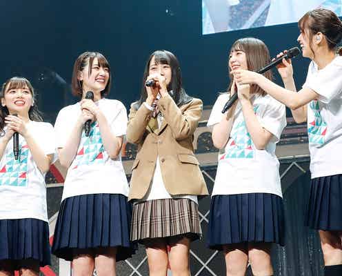 けやき坂46“3期生”上村ひなの登場で「可愛い」の声飛び交う 全員で初披露、ドッキリ映像も公開<日本武道館「ひらがなくりすます2018」>
