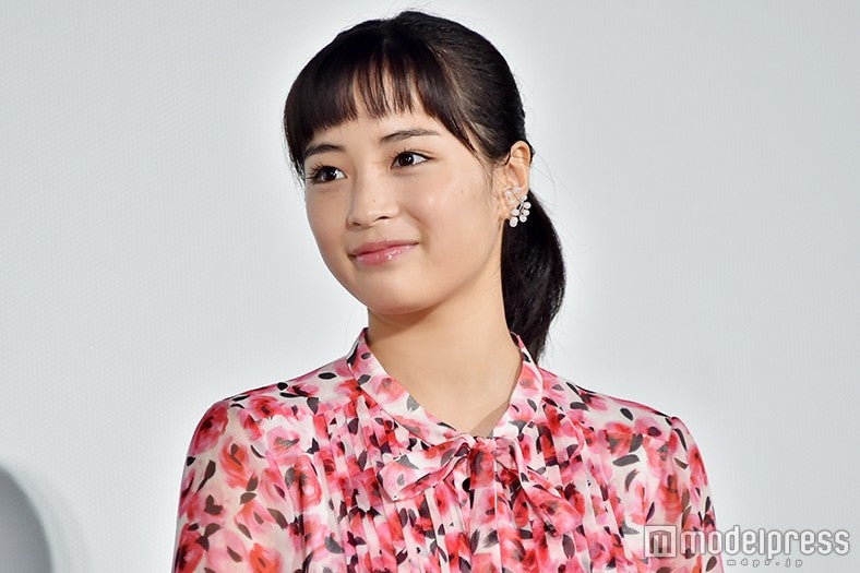 ＜ファッションチェック＞サクラ色メイクが可愛い／広瀬すず（C）モデルプレス