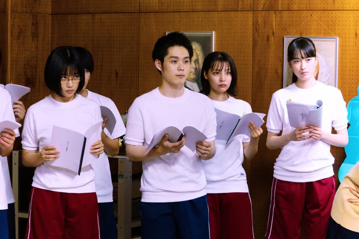 (中央)細田佳央太 (C)2022日活