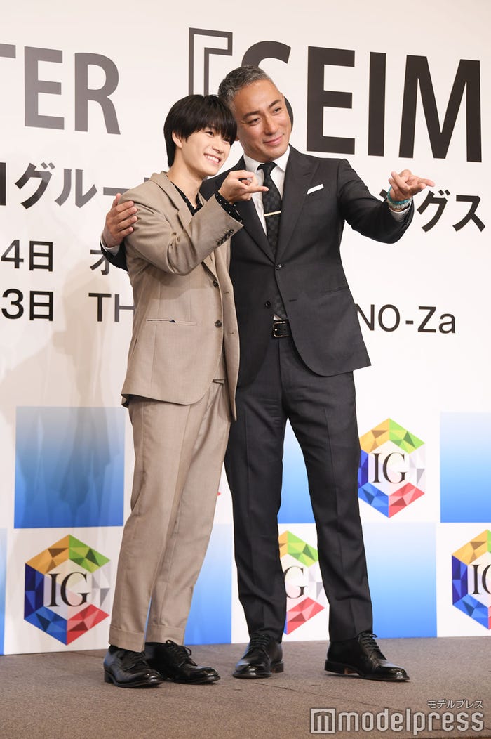 嶋崎斗亜を優しく包み込む市川團十郎(C)モデルプレス
