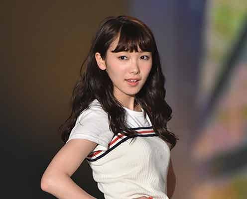 飯豊まりえ、ふんわりスカートなびかせ色白美脚を披露<GirlsAward 2015 S/S>