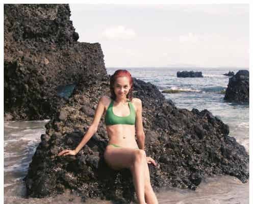 水原希子「まるでアリエル」赤髪×グリーン水着ショットに反響続々