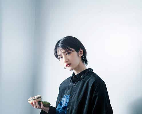 若月佑美、黒衣装でクールな表情 収録エッセイ一部公開<履きなれない靴を履き潰すまで>