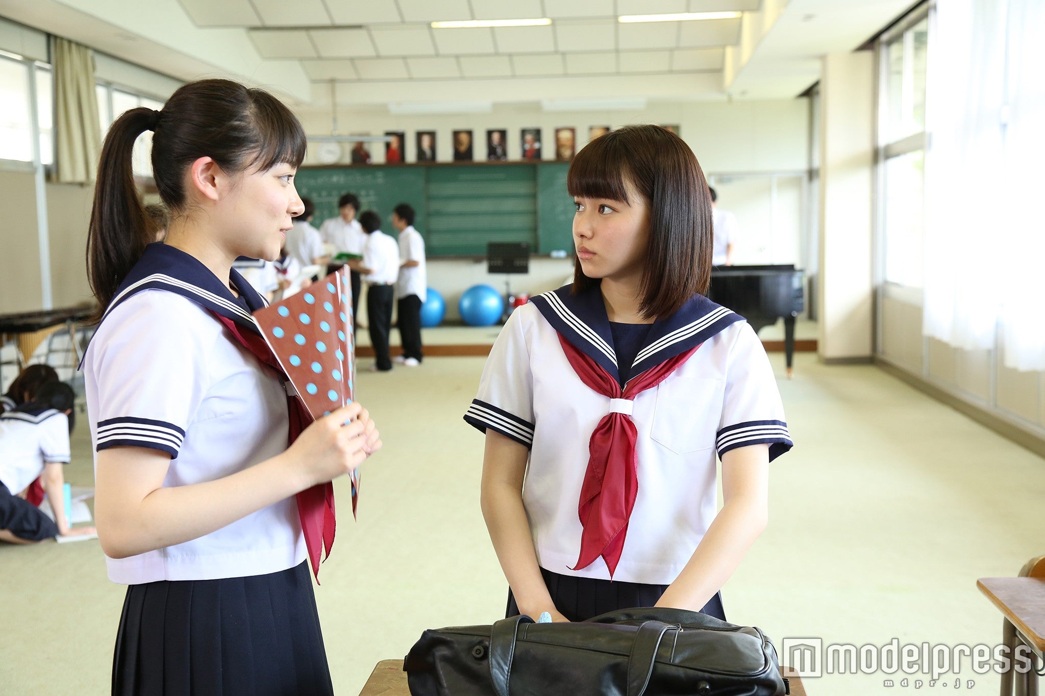 三浦透子・山本舞香／映画「桜ノ雨」より（C）2015 halyosy、藤田遼、雨宮ひとみ、スタジオ・ハードデラックス／PHP研究所／『桜ノ雨』製作委員会