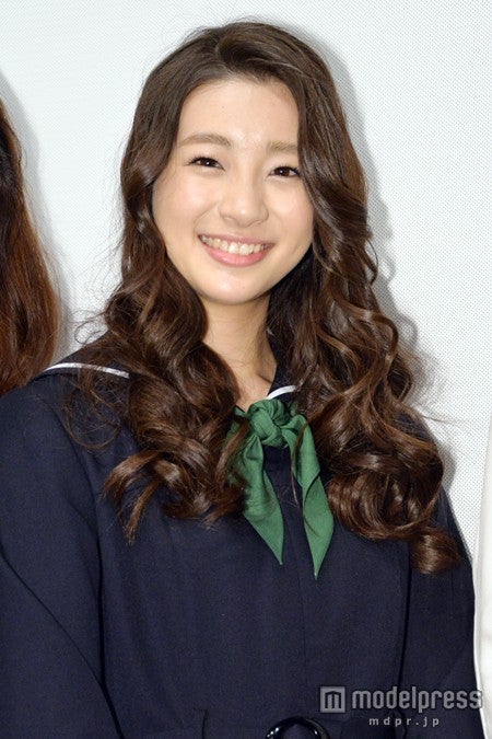 足立梨花、レトロな制服姿で“新鮮な体験”明かす