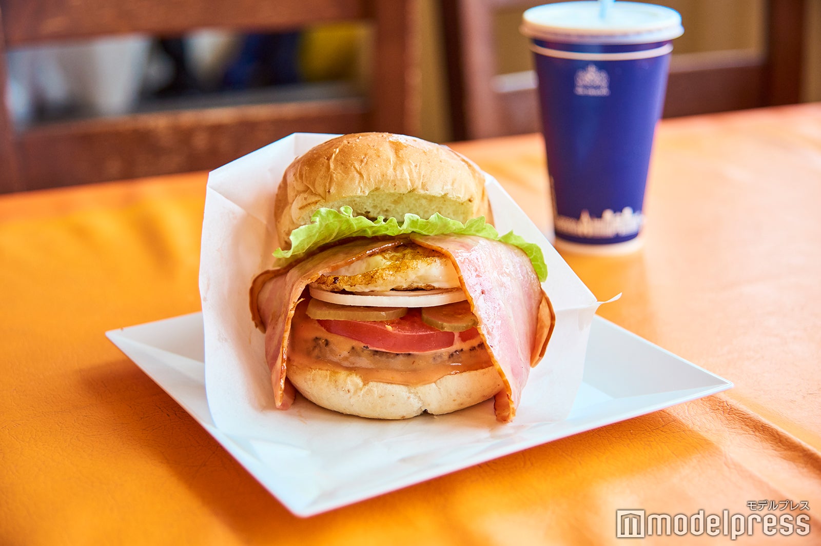 アメリカンなサイズのバーガーを豪快にパクリ（C）モデルプレス