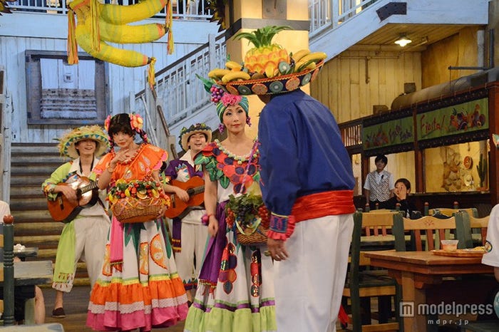 ゲスト参加型のアトモスフィアショー「フルータ!フルータ!フィエスタ!」