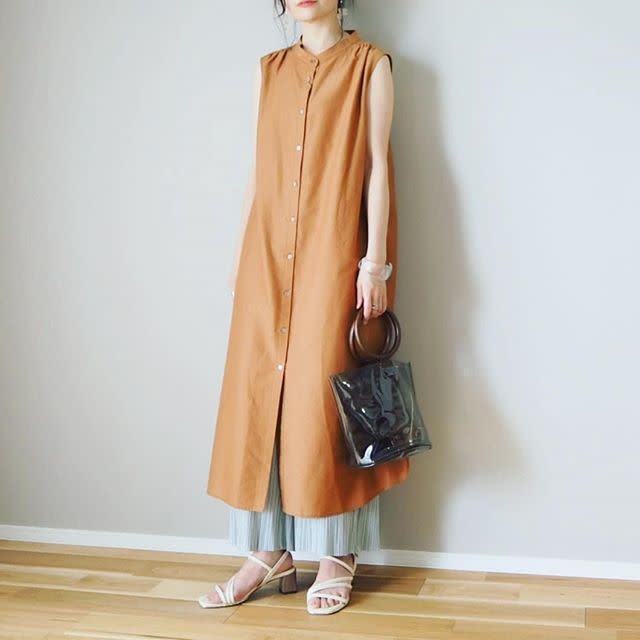 ノースリーブのシャツワンピース 着こなしアイデア 見た目以上に着回しが効くお得アイテム モデルプレス