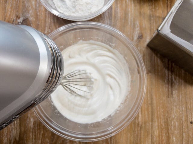 冷やしておいた卵白に砂糖を2〜3回に分けて加え、あれば電動ハンドミキサーで、なければホイッパーでツノが立つまでしっかり攪拌します。