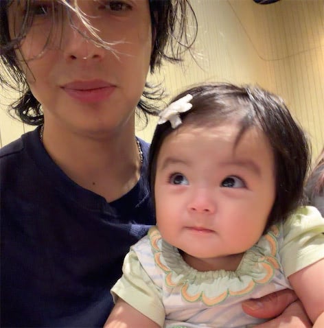 アレクサンダー、次女・グーちゃんの愛らしいショットを公開「めちゃくちゃ可愛い」