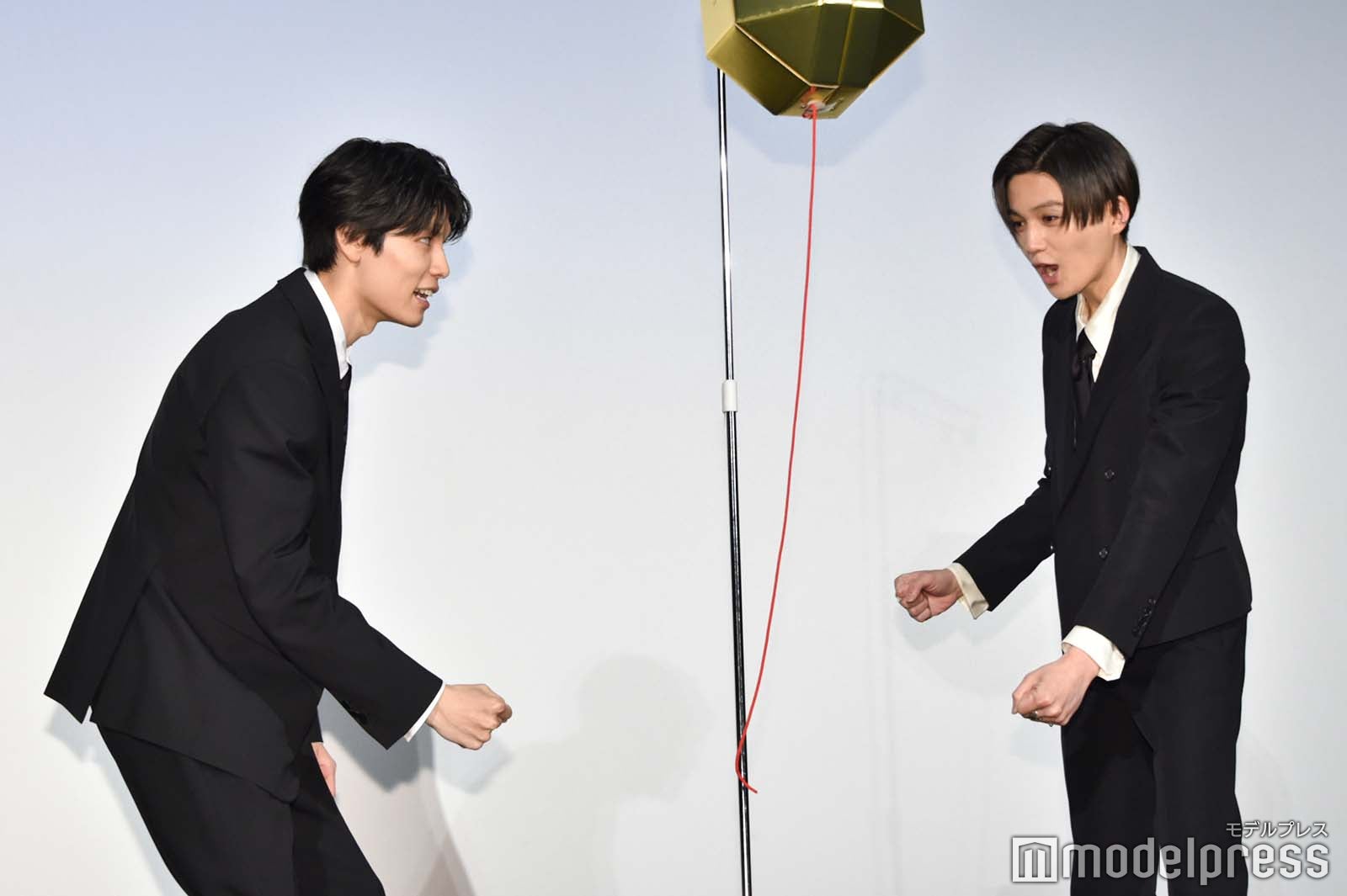 くす玉を割る練習を入念に行う萩原利久、八木勇征（C）モデルプレス