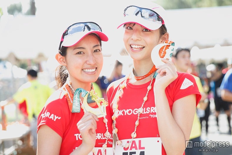 完走メダルを手に笑顔（左から）大杉亜依里、永田レイナ、