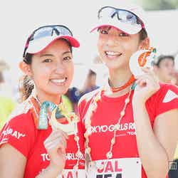 完走メダルを手に笑顔（左から）大杉亜依里、永田レイナ、