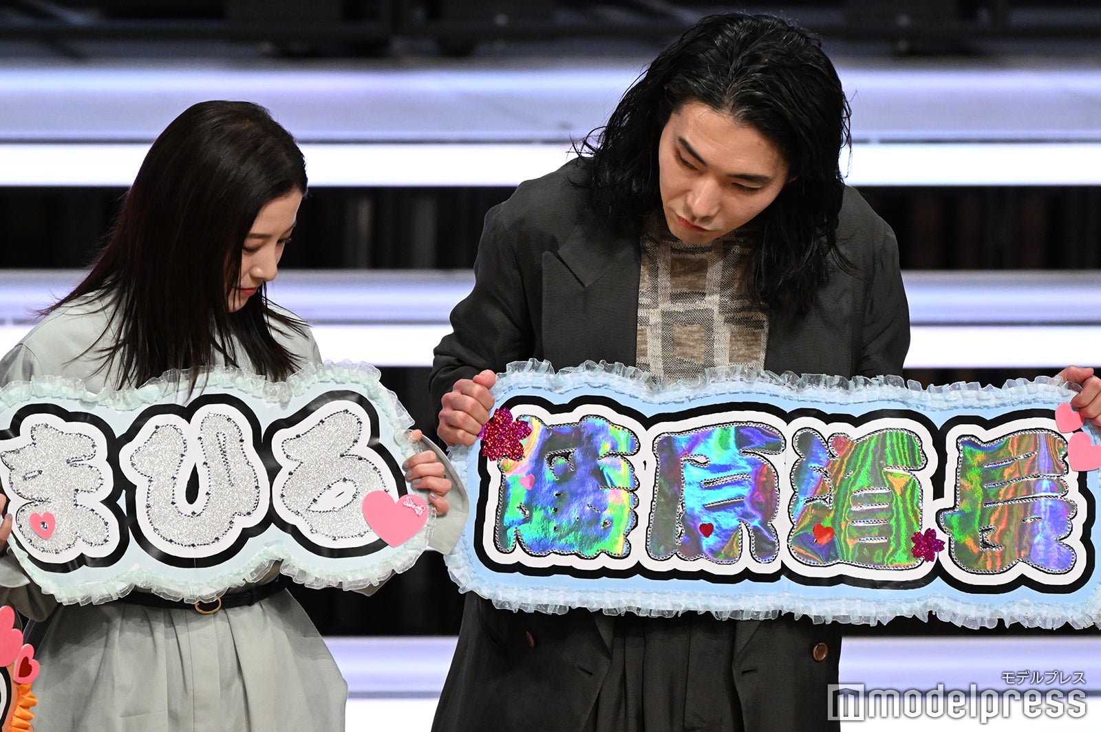 ネームボードを確認し合う吉高由里子、柄本佑（C）モデルプレス