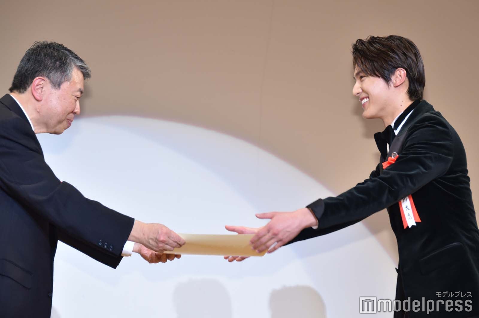 表彰される中川大志 （C）モデルプレス