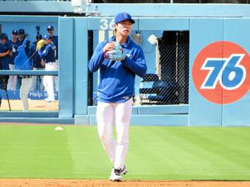 ドジャース 日に日に増すキム・ヘソンの存在感 鮮やか併殺＆左腕から安打 試合前は毎日早出で守備練習 ロバーツ監督も信頼「いい働きをしている」