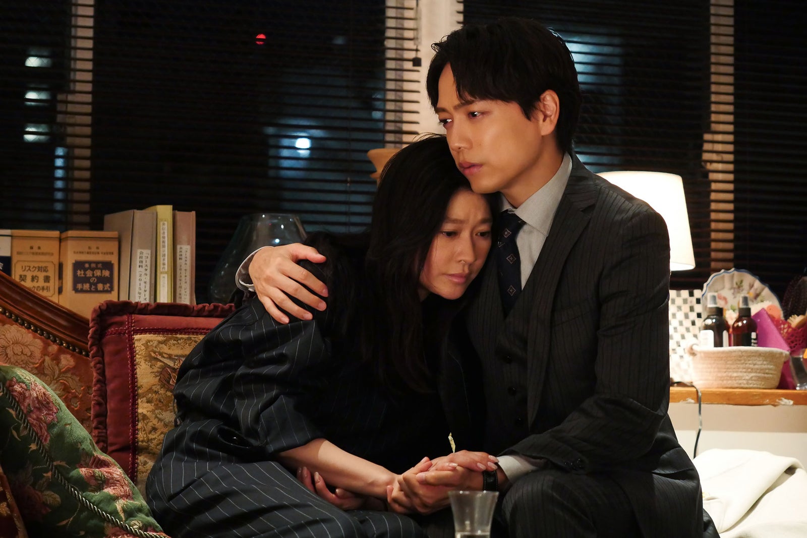 ＜ハイエナ 第6話＞凛子＆怜、2人きりで張り込み 恋模様が急展開