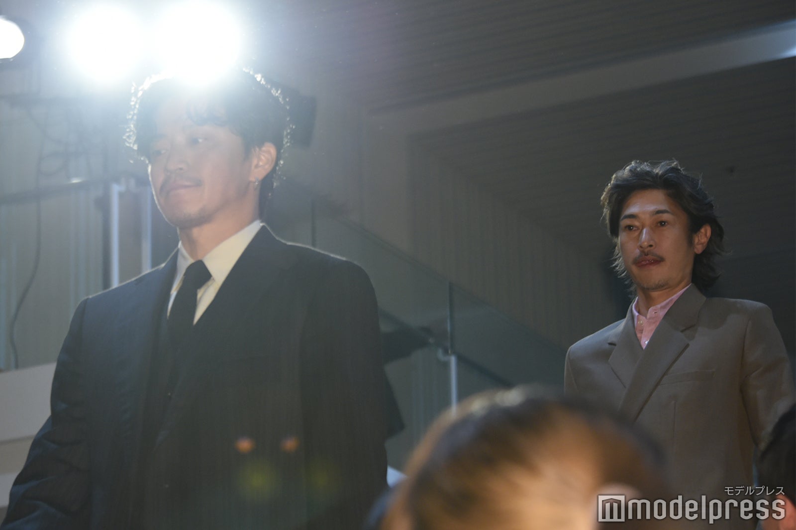会場後方からサプライズ登場した小栗旬、窪塚洋介（C）モデルプレス