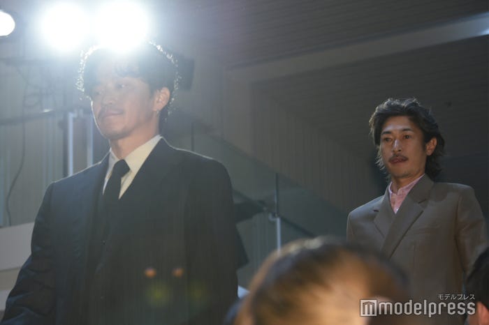 会場後方からサプライズ登場した小栗旬、窪塚洋介(C)モデルプレス