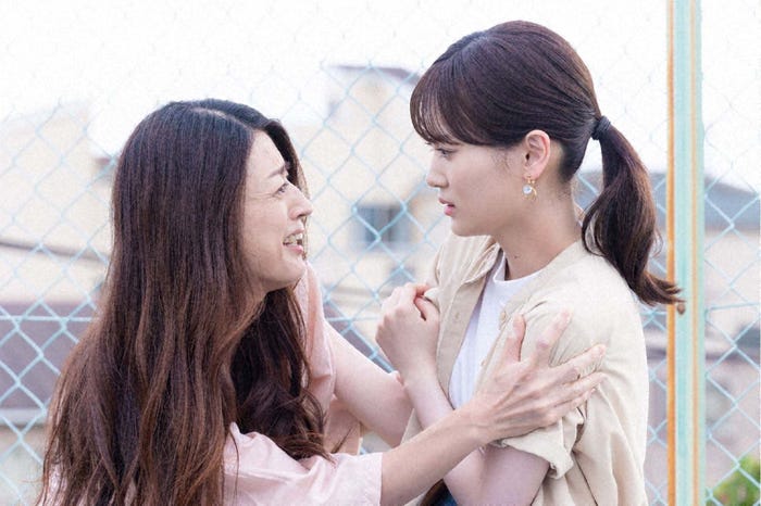 小沢真珠、山下美月「さらば、佳き日」第7話より(C)「さらば、佳き日」製作委員会