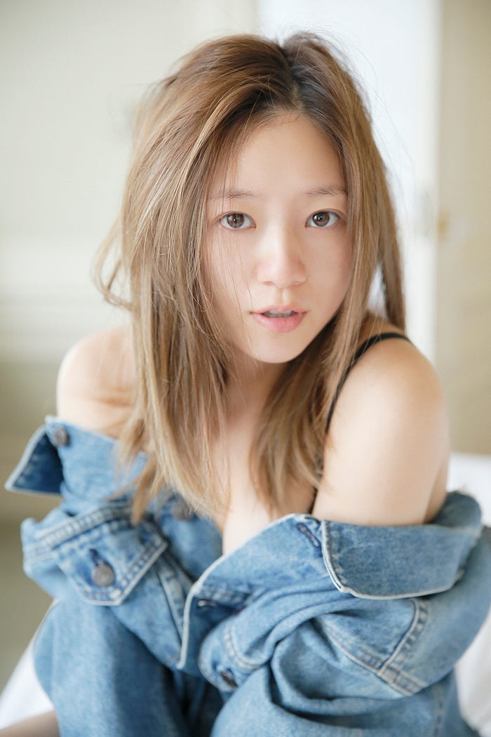 カバーではスッピンを披露した伊藤千晃のソロ写真集「伊藤千晃フォトブックCHEERS(仮)」(主婦と生活社、10月6日発売)(画像提供:主婦と生活社)