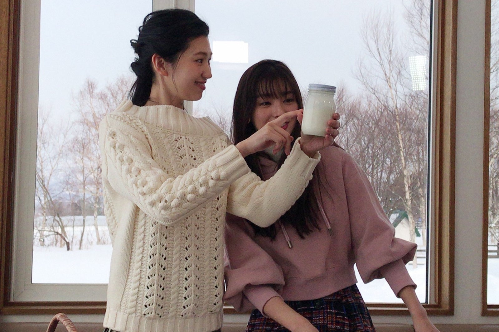 （右から）宮本茉由、是永瞳（C）TBS