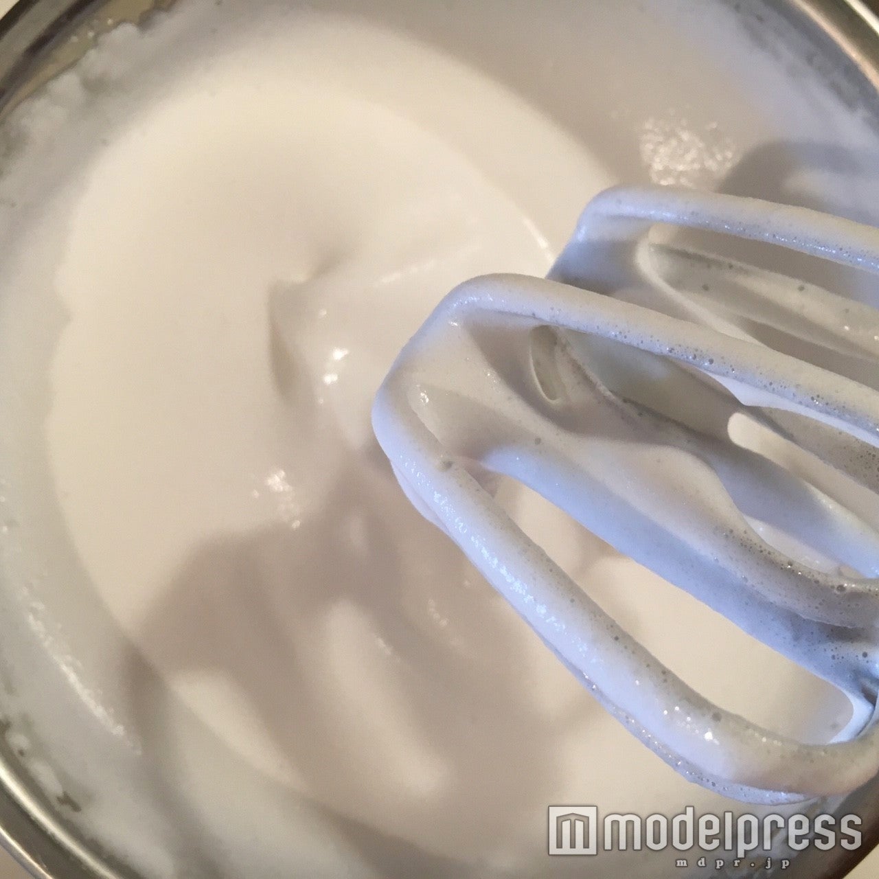 生クリームを角が立つくらいまで泡立てる／画像提供：柏原歩