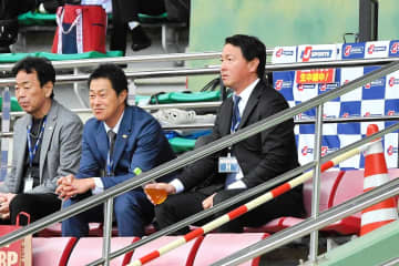 広島 長野久義氏にスタンドから異例の歓声 巨人のフロント職としてスーツ姿で日南キャンプに 新井監督とも談笑