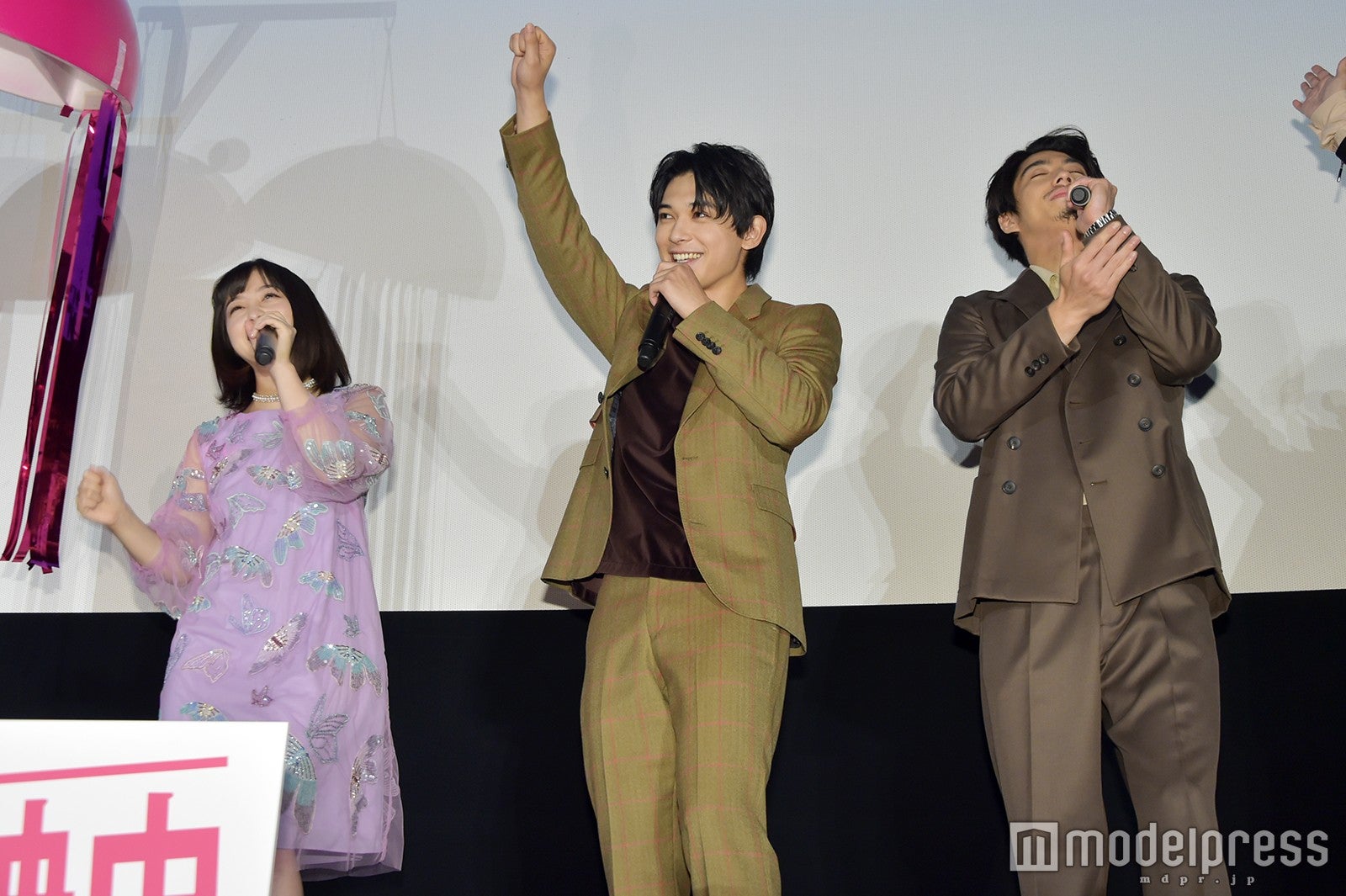 橋本環奈、吉沢亮、賀来ポン太（賢人）（C）モデルプレス