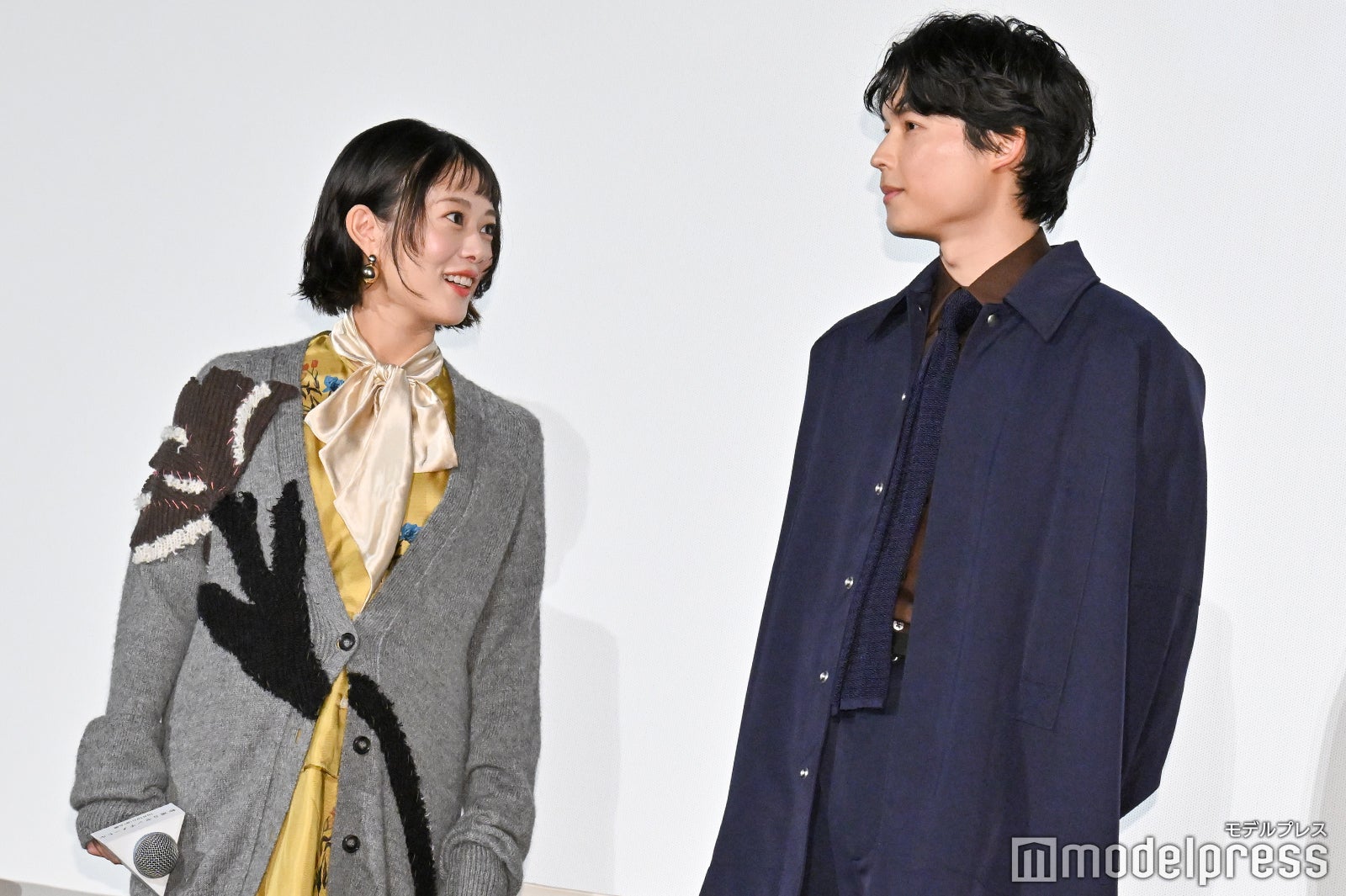 高畑充希と話す松村北斗（C）モデルプレス