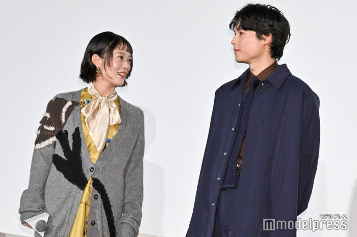 高畑充希と話す松村北斗(C)モデルプレス