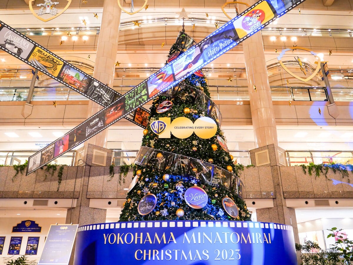 ランドマークプラザ1階「サカタのタネ ガーデンスクエア」のメインツリー「IMAGINATION FILM TREE」