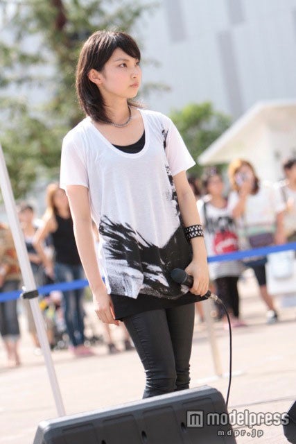 ダイバーシティ東京で行われたフリーライブで熱唱する家入レオ