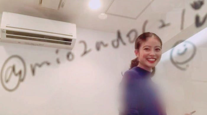 今田美桜写真集公式ツイッター(@mio2nd0121)より