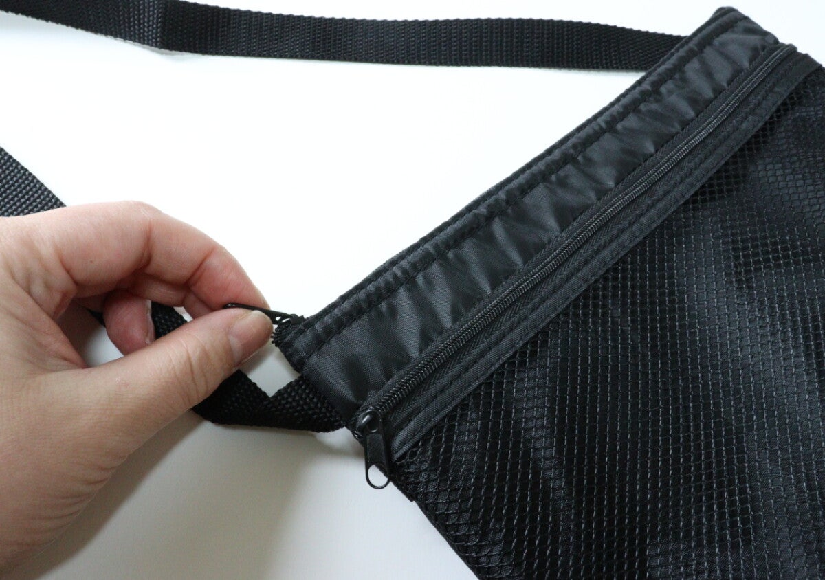 100均で凄い商品売ってた…！ファスナーを開けてびっくり！変わった裏地の黒バッグ