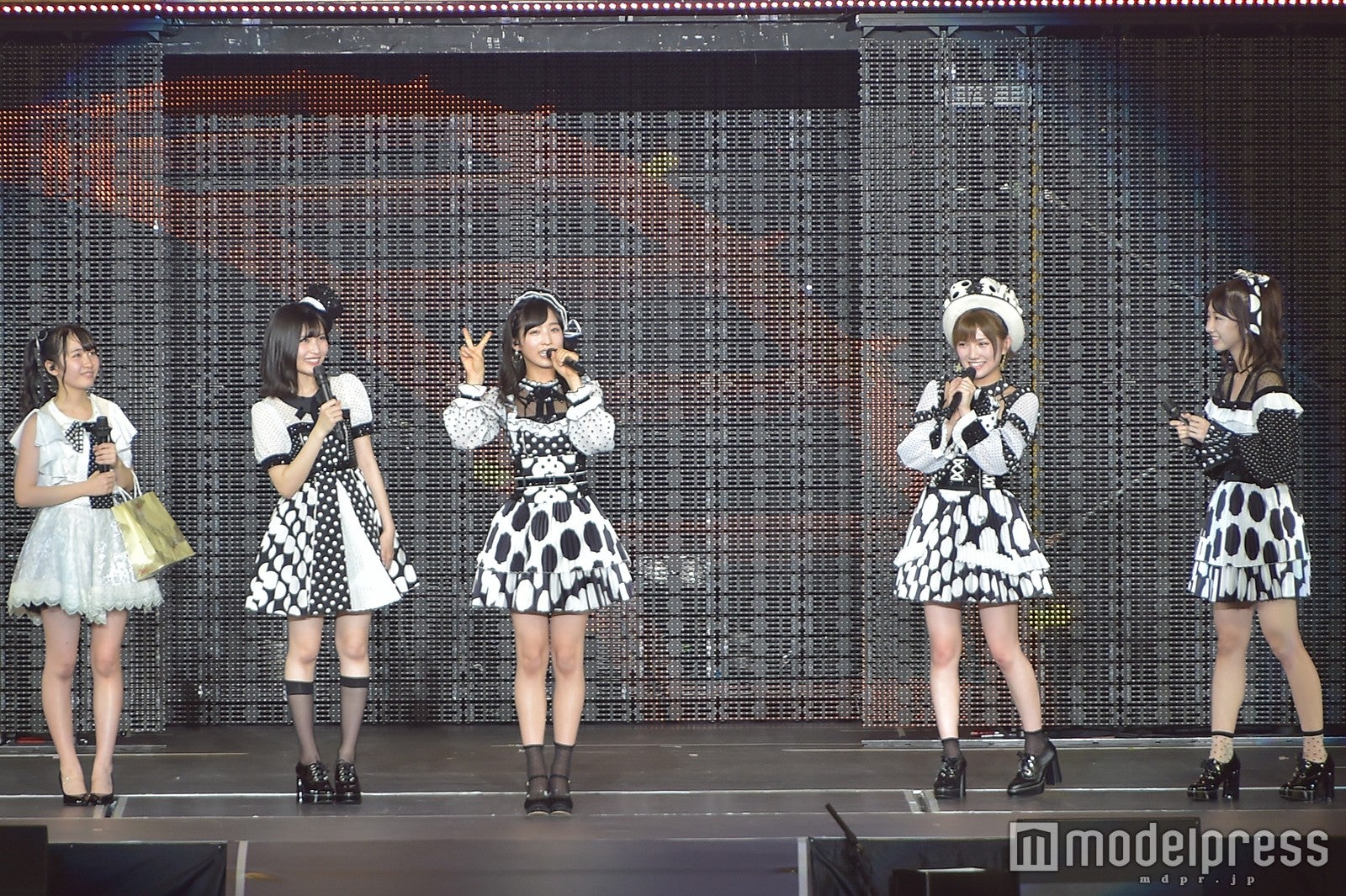 柏木由紀のものまねをする小栗有以「26歳で～す」／「AKB48単独コンサート～ジャーバージャって何？～」夜公演 （C）モデルプレス