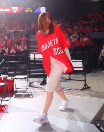 「AIだと思ってた」「めちゃくちゃ可愛い」Bリーグ始球式に降臨した美形女子に騒然「実在した」「初めて実物見た」