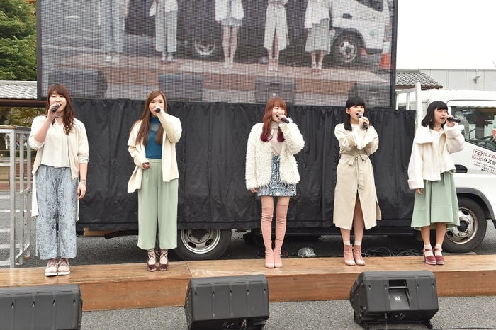 撮影現場を訪れたLittle Glee Monster(C)TBS