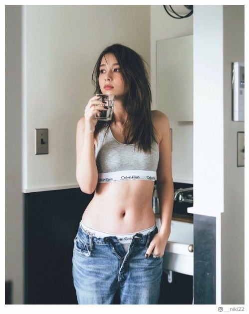 Niki“自然体”の美くびれ披露「美しすぎる」「理想のスタイル」と絶賛の声