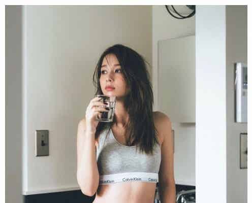 Niki“自然体”の美くびれ披露「美しすぎる」「理想のスタイル」と絶賛の声