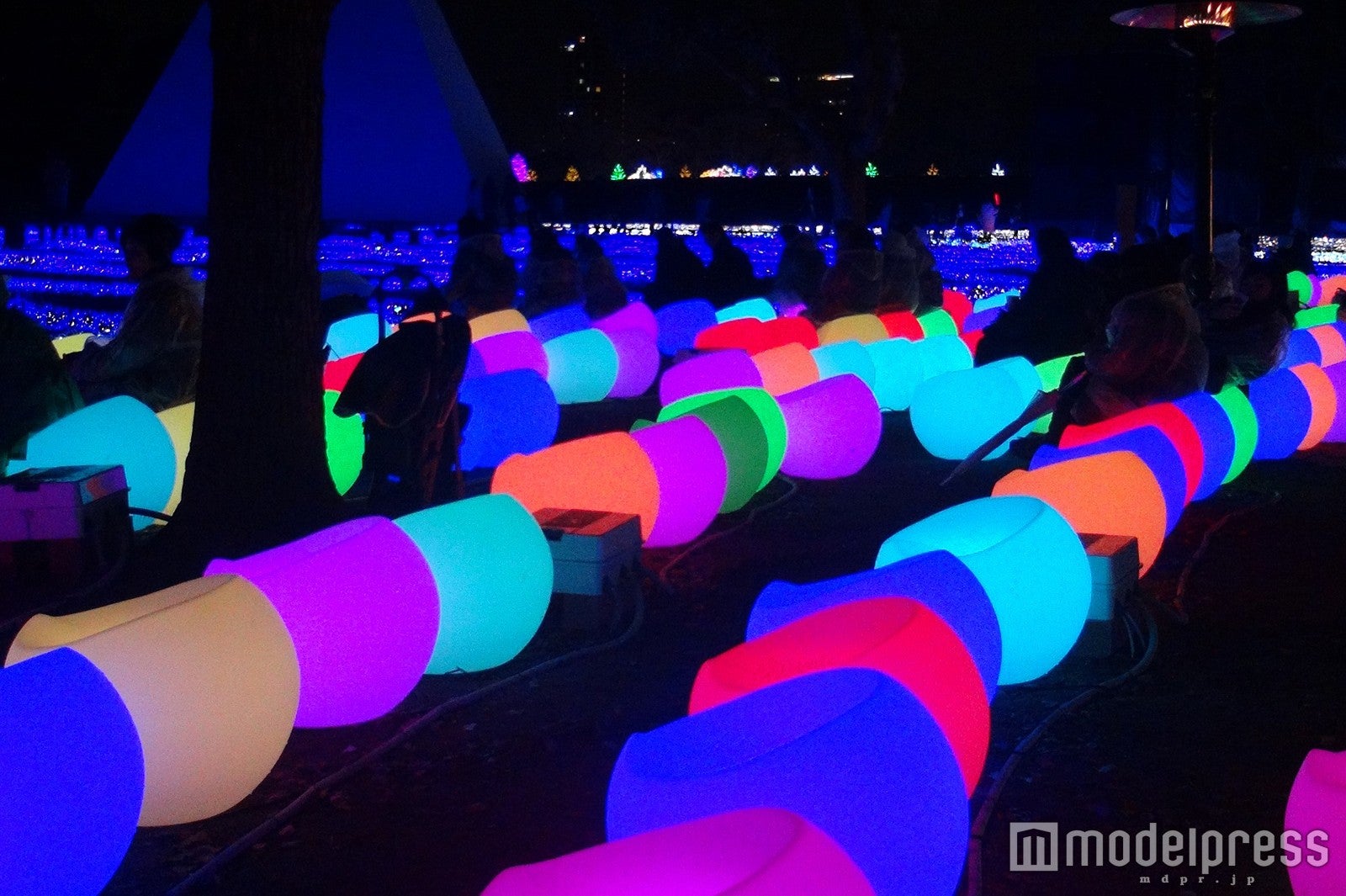 様々な色を放つシャイニングチェアが会場を華やかに演出／画像提供：クオル