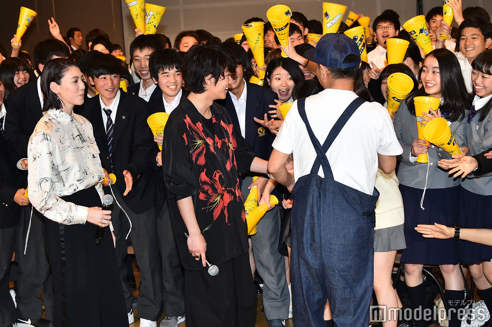 学生たちが熱狂 （C）モデルプレス