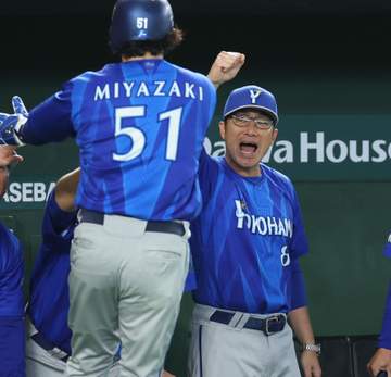 DeNA 逆転勝ちで勝率5割以上が確定 七回に一挙4点