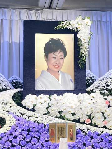 中村玉緒さん通夜 明石家さんまが参列 和田アキ子と言葉交わす 最愛の勝新太郎さんと同じお墓に納骨される予定
