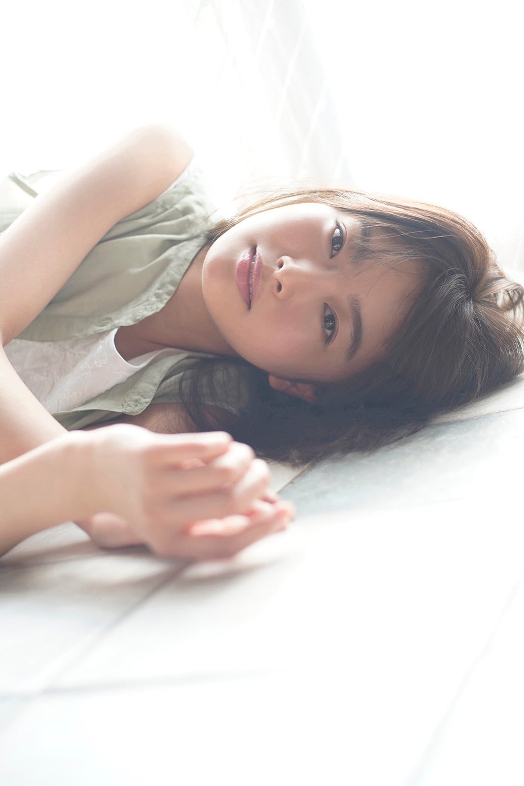 注目の若手女優・五島百花、透明感あふれるグラビアで魅了