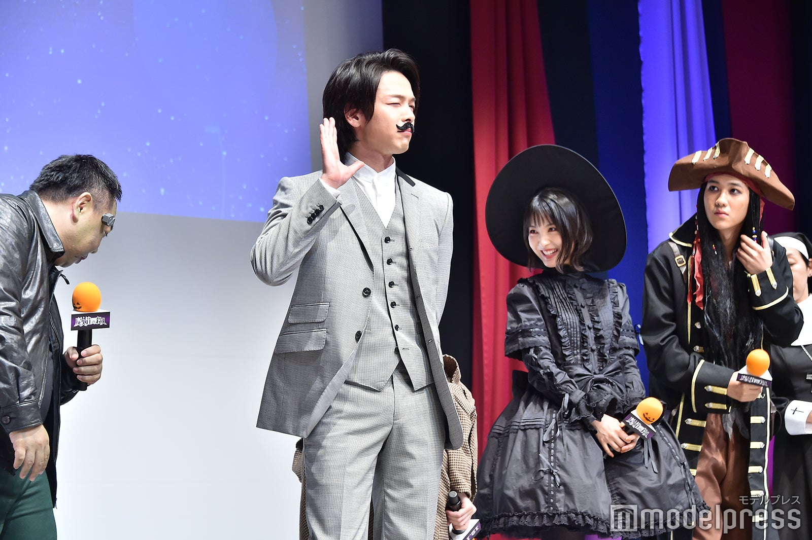 ステッキを諦めイケ顔で観客を見る中村倫也（C）モデルプレス