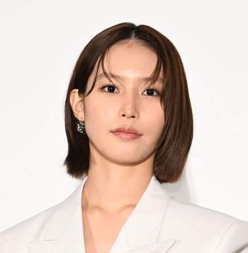 めちゃくちゃ格好いい 南沙良24歳、舞台挨拶の白パンツスーツすごっ！ 美しすぎる小顔に足ながっ！雰囲気ガラリ変えてきた「大人っぽくてすごく綺麗」「かっちょいいい！」
