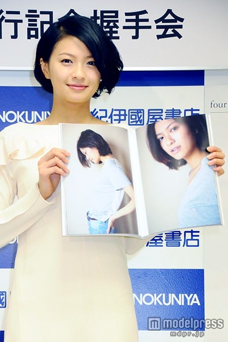 写真集「four seasons」からお気に入りのカットを開く榮倉奈々