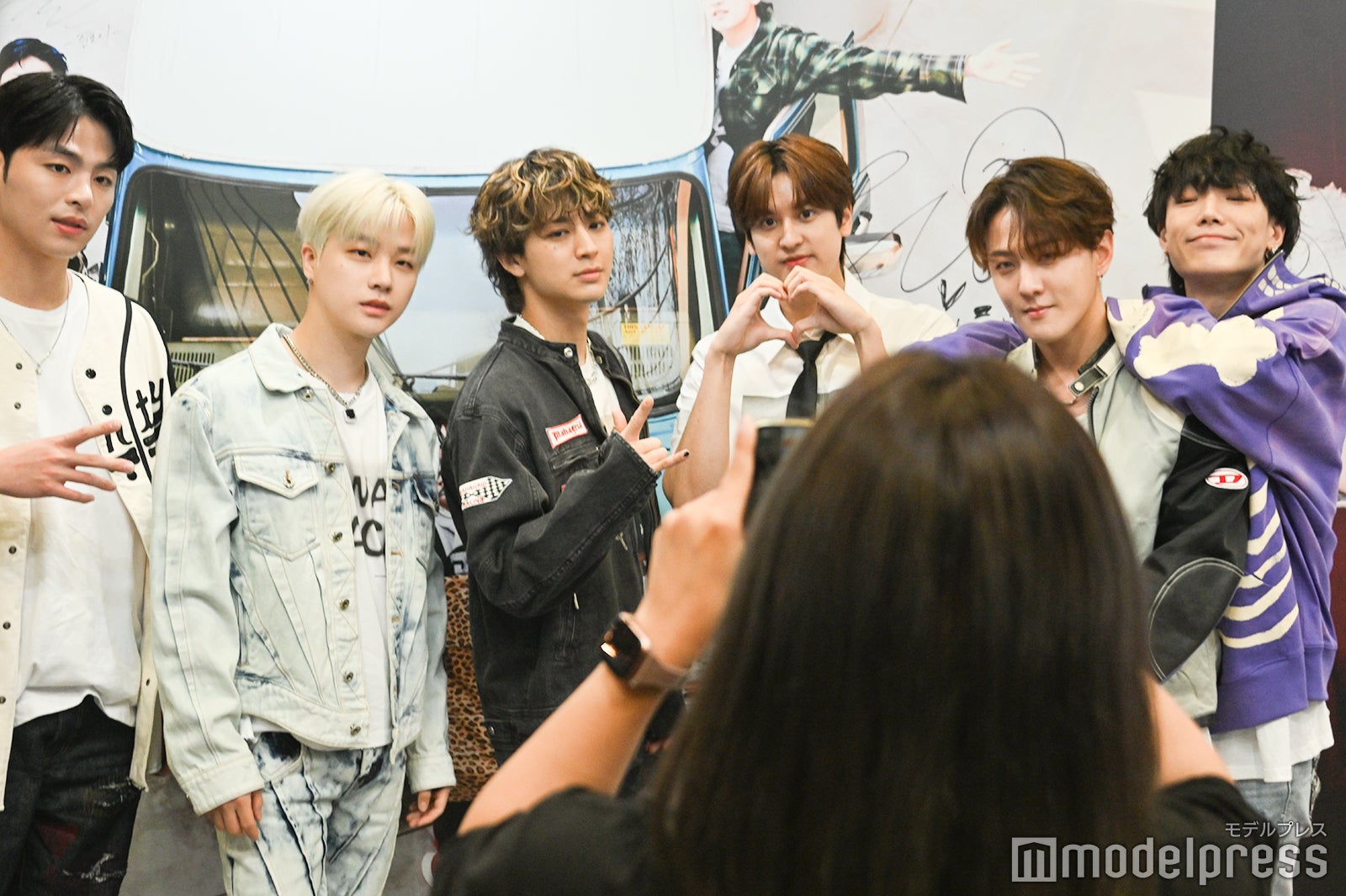 写真撮影するiKON（C）モデルプレス